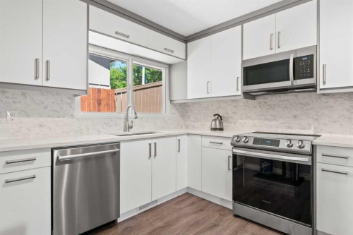 321 Haddon Road Sw, Calgary, AB - Indoor Photo Showing Kitchen With Upgraded Kitchen