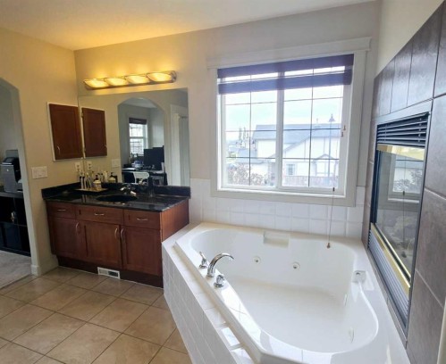 1156 Sherwood Boulevard Nw, Calgary, AB - Indoor Photo Showing Bathroom