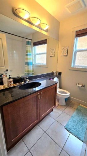 1156 Sherwood Boulevard Nw, Calgary, AB - Indoor Photo Showing Bathroom