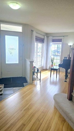 1156 Sherwood Boulevard Nw, Calgary, AB - Indoor Photo Showing Other Room