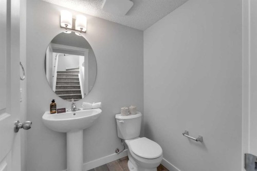 822, 826, 830, 834 Wolf Willow Boulevard Se, Calgary, AB - Indoor Photo Showing Bathroom