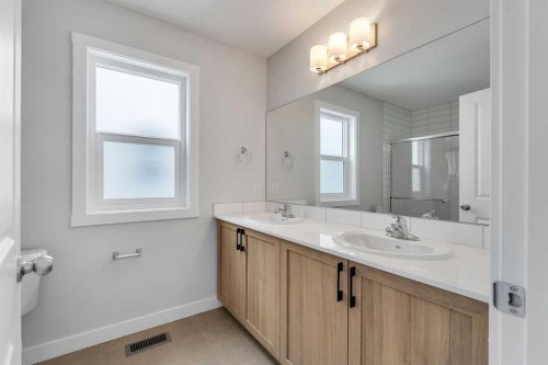 822, 826, 830, 834 Wolf Willow Boulevard Se, Calgary, AB - Indoor Photo Showing Bathroom