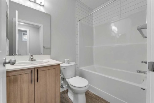 822, 826, 830, 834 Wolf Willow Boulevard Se, Calgary, AB - Indoor Photo Showing Bathroom