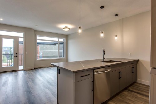 259 Royal Elm Road Nw, Calgary, AB - Indoor Photo Showing Kitchen