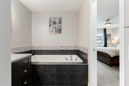 95 Evansborough Common Nw, Calgary, AB - Indoor Photo Showing Bathroom