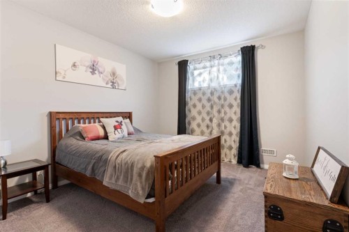 95 Evansborough Common Nw, Calgary, AB - Indoor Photo Showing Bedroom