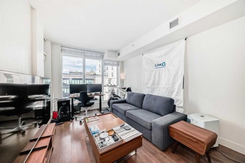 507-10 Shawnee Hill Sw, Calgary, AB - Indoor Photo Showing Living Room