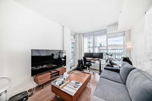 507-10 Shawnee Hill Sw, Calgary, AB - Indoor Photo Showing Living Room