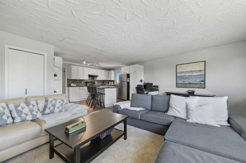 2326 19 Street Sw, Calgary, AB - Indoor Photo Showing Living Room