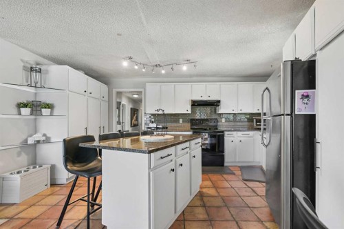 2326 19 Street Sw, Calgary, AB - Indoor Photo Showing Kitchen