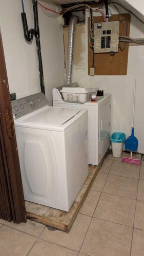 2326 19 Street Sw, Calgary, AB - Indoor Photo Showing Laundry Room