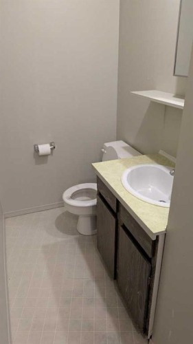 2326 19 Street Sw, Calgary, AB - Indoor Photo Showing Bathroom