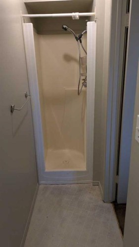 2326 19 Street Sw, Calgary, AB - Indoor Photo Showing Bathroom