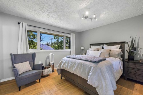 2326 19 Street Sw, Calgary, AB - Indoor Photo Showing Bedroom