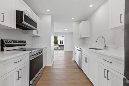 12 Park Lane, Didsbury, AB - Indoor Photo Showing Kitchen With Double Sink With Upgraded Kitchen