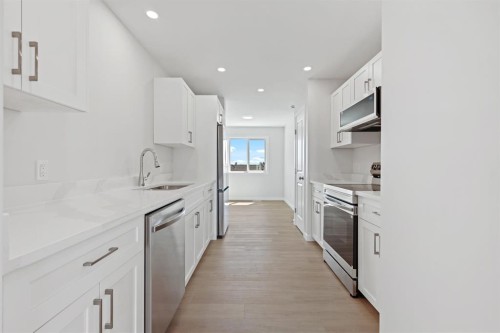 11 Park Lane, Didsbury, AB - Indoor Photo Showing Kitchen With Upgraded Kitchen