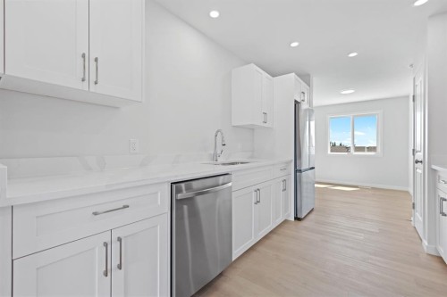 11 Park Lane, Didsbury, AB - Indoor Photo Showing Kitchen With Upgraded Kitchen