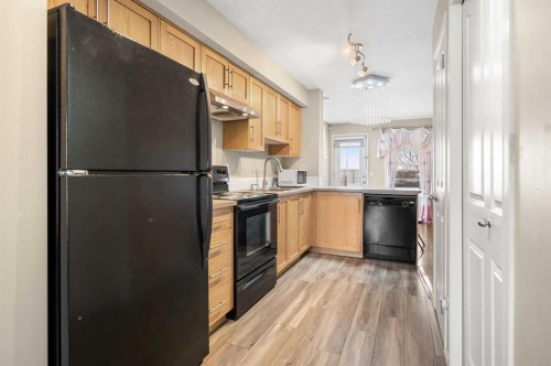 312 Saddlebrook Point Ne, Calgary, AB - Indoor Photo Showing Kitchen