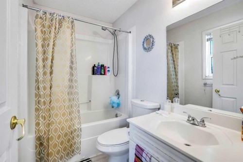 19 Taravista Gardens Ne, Calgary, AB - Indoor Photo Showing Bathroom
