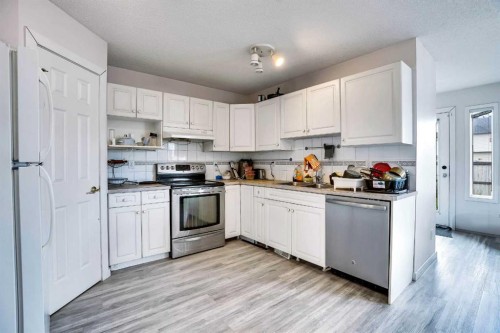 19 Taravista Gardens Ne, Calgary, AB - Indoor Photo Showing Kitchen