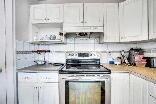 19 Taravista Gardens Ne, Calgary, AB - Indoor Photo Showing Kitchen