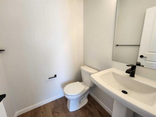 575 Lucas Boulevard Nw, Calgary, AB - Indoor Photo Showing Bathroom