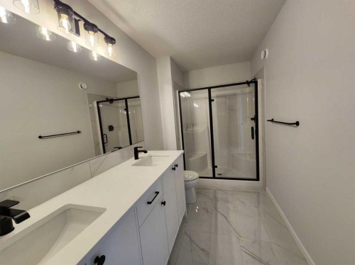 575 Lucas Boulevard Nw, Calgary, AB - Indoor Photo Showing Bathroom