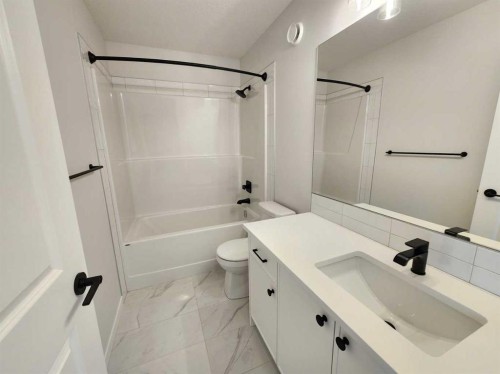 575 Lucas Boulevard Nw, Calgary, AB - Indoor Photo Showing Bathroom
