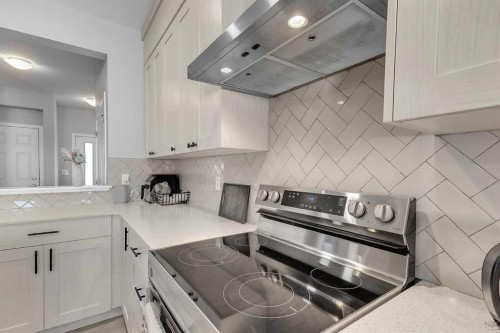 672 Walgrove Boulevard Se, Calgary, AB - Indoor Photo Showing Kitchen