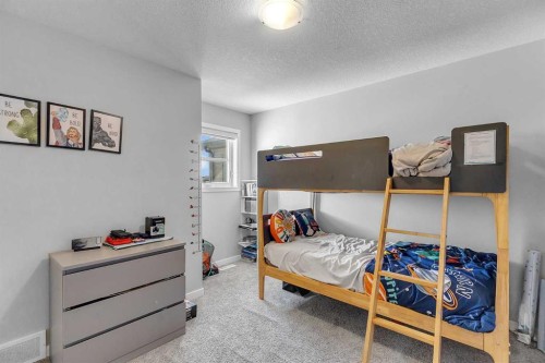 672 Walgrove Boulevard Se, Calgary, AB - Indoor Photo Showing Bedroom