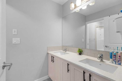 672 Walgrove Boulevard Se, Calgary, AB - Indoor Photo Showing Bathroom