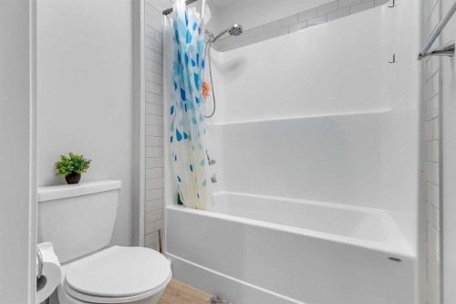 672 Walgrove Boulevard Se, Calgary, AB - Indoor Photo Showing Bathroom