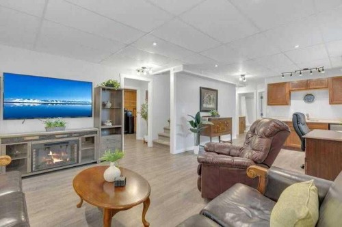 3 Liberty Place, Sylvan Lake, AB - Indoor Photo Showing Living Room