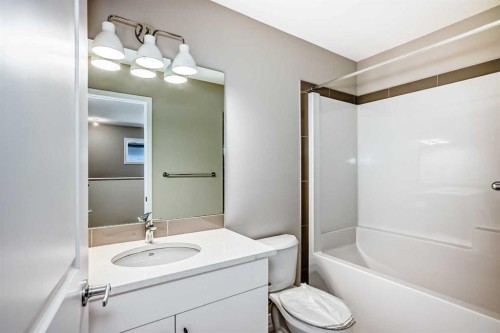 15 Magnolia Street, Calgary, AB - Indoor Photo Showing Bathroom