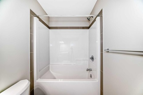 15 Magnolia Street, Calgary, AB - Indoor Photo Showing Bathroom