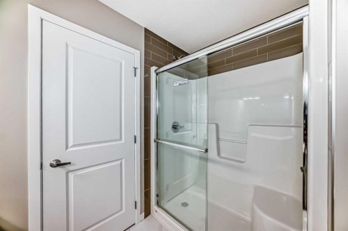 15 Magnolia Street, Calgary, AB - Indoor Photo Showing Bathroom
