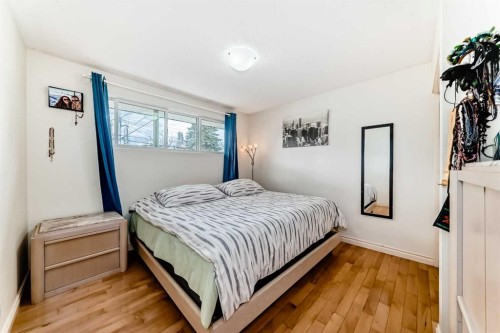 53 Wakefield Drive Sw, Calgary, AB - Indoor Photo Showing Bedroom