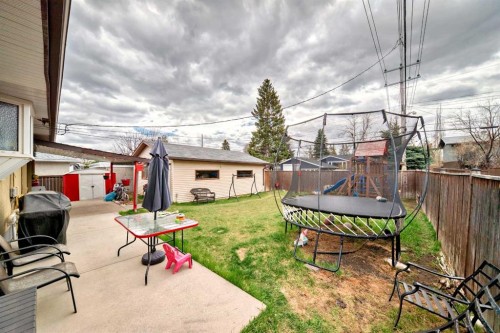 53 Wakefield Drive Sw, Calgary, AB - Outdoor
