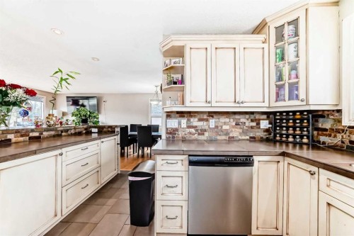 53 Wakefield Drive Sw, Calgary, AB - Indoor Photo Showing Kitchen