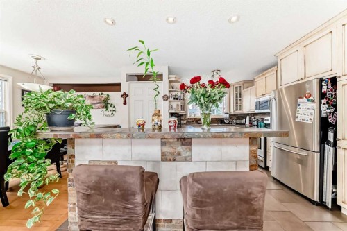 53 Wakefield Drive Sw, Calgary, AB - Indoor Photo Showing Kitchen