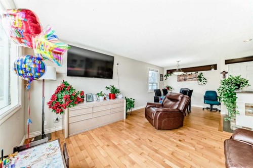 53 Wakefield Drive Sw, Calgary, AB - Indoor Photo Showing Living Room