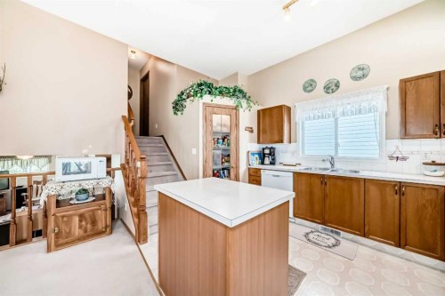 76 Hidden Way Nw, Calgary, AB - Indoor Photo Showing Kitchen