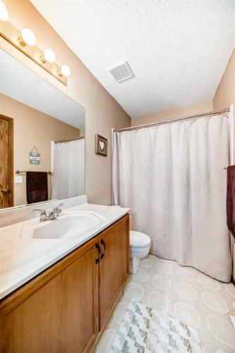 76 Hidden Way Nw, Calgary, AB - Indoor Photo Showing Bathroom