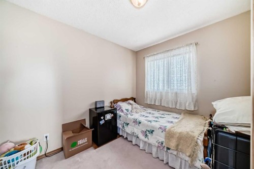 76 Hidden Way Nw, Calgary, AB - Indoor Photo Showing Bedroom