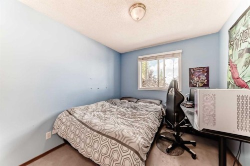 76 Hidden Way Nw, Calgary, AB - Indoor Photo Showing Bedroom