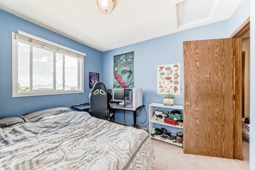 76 Hidden Way Nw, Calgary, AB - Indoor Photo Showing Bedroom