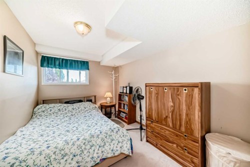 76 Hidden Way Nw, Calgary, AB - Indoor Photo Showing Bedroom