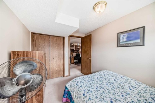 76 Hidden Way Nw, Calgary, AB - Indoor Photo Showing Bedroom