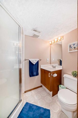 76 Hidden Way Nw, Calgary, AB - Indoor Photo Showing Bathroom