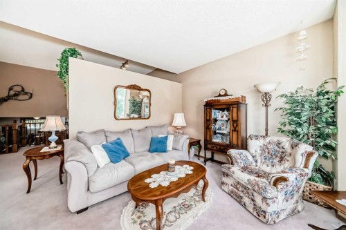 76 Hidden Way Nw, Calgary, AB - Indoor Photo Showing Living Room